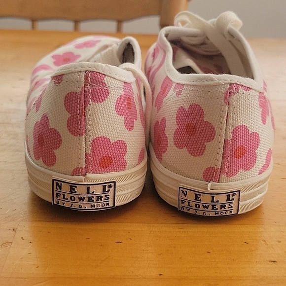 Nell Flowers size 9 flowers shoe - Picture 3 of 4